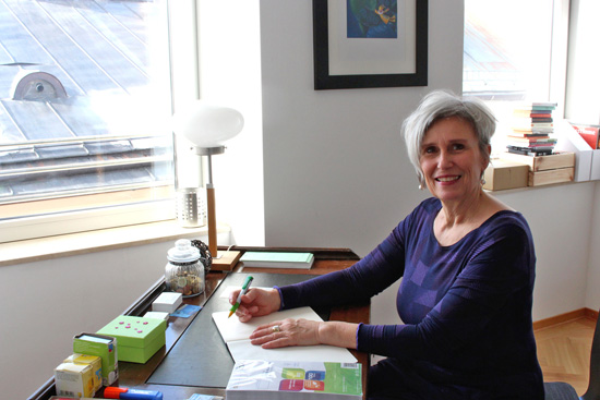 Dr. med. Martina Wittels am Schreibtisch